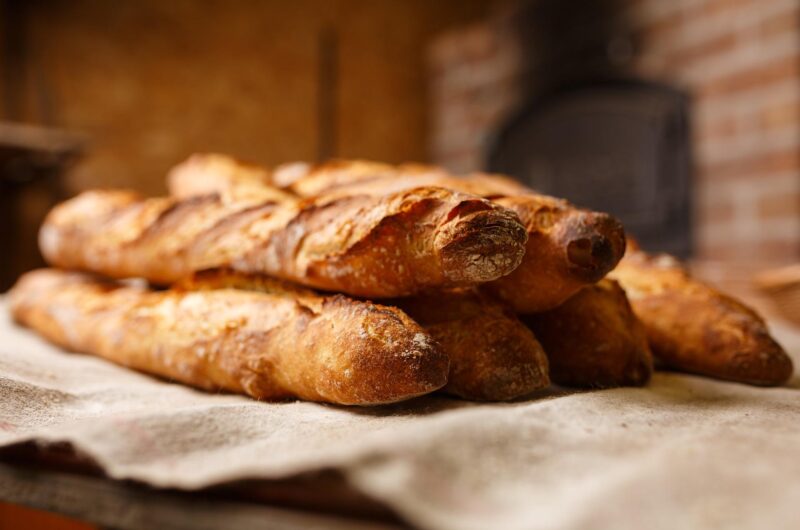 Gevuld stokbrood met kip, groenten en teryaki saus